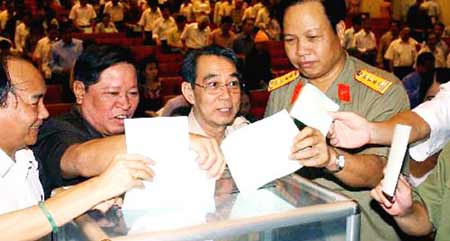 2006年6月，越南国会代表投票选举政府总理