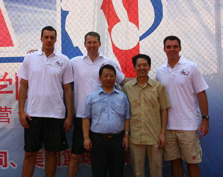 海尔集团华东事业部长刘建军（左三）、上海卢湾区科协主席郑荣发（右二）、NBA传奇教练拉塞尔-特纳(Russell Turner右一)及2位助理教练