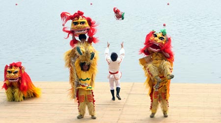 图文:顺义水上公园验收仪式 舞狮表演