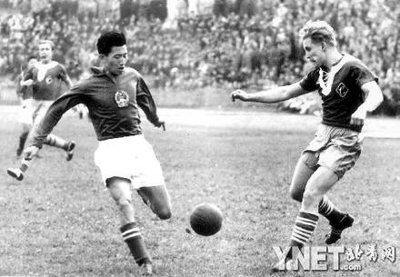 在1954年出访欧洲的友谊赛中,陈成达(左)代表中国队出战前东德队 供