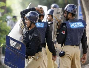 7月27日,巴基斯坦警察在"红色清真寺"维持秩序.