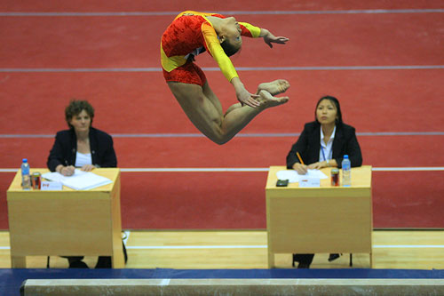 图文：体操世界杯上海站 程菲在平衡木比赛中
