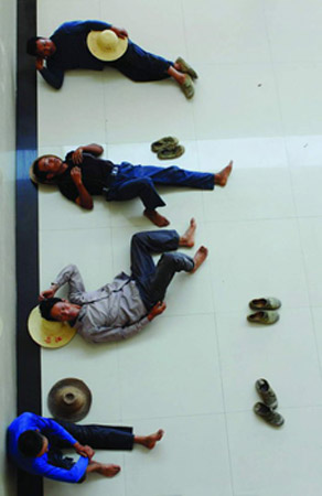 昨日中午1点左右,几名工人在衡南县水利局大厅的地板上纳凉休息.