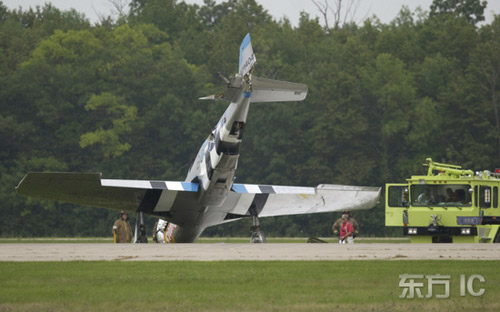 2007年7月27日，美国，实验飞机协会年度AirVenture航空展上，救援人员正赶往P-51“野马”飞机的飞行员处。