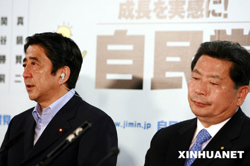 7月29日，在日本东京自民党党部，日本首相安倍晋三与自民党干事长中川秀直（右）出席开票现场。