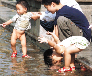 ①:东站广场前的小水池,两个小孩光着屁股戏水.时报记者 黄亦民 摄