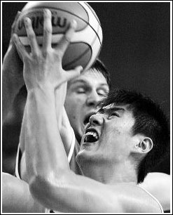中国队球员张松涛（前）在比赛中突破上篮。新华社记者毕明明摄