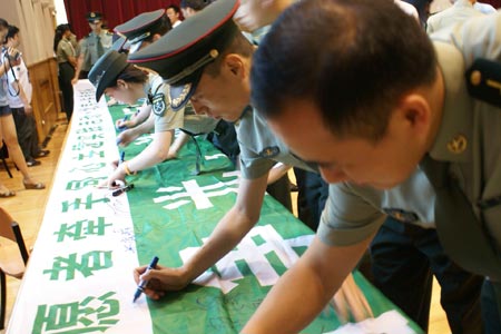 图文：大学生志愿者慰问驻港部队 部队官兵签字