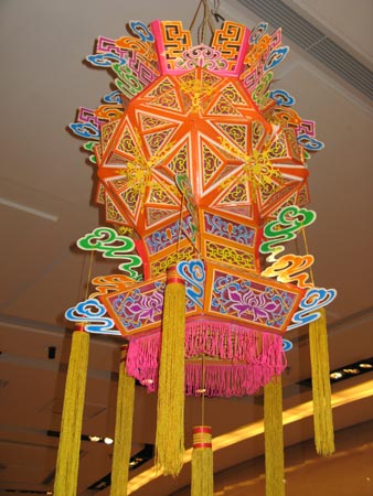 图文：中国民族民间艺术精品巡展 彩绘祥云灯具