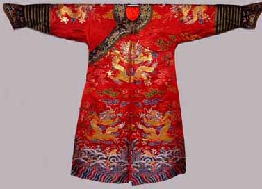 图文：中国民族民间艺术精品巡展 红色云锦衣服