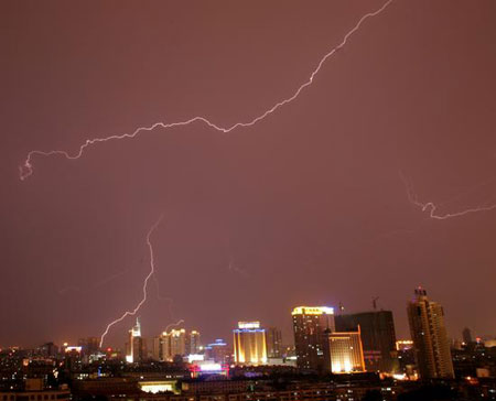 郑州遭遇雷雨天气，一道道闪电划过夜空。