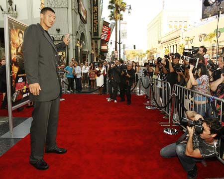 有成龙主演的《尖峰时刻3》在好莱坞举行首映式,身高2米35的孙明明在