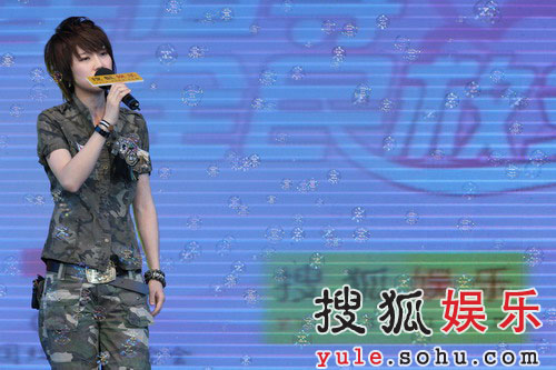 图：刘力扬代表快男13强捐出拍卖善款并献唱-2