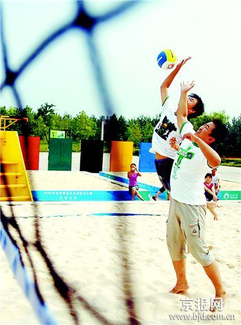 沙滩排球体验场免费开放(图)-搜狐新闻