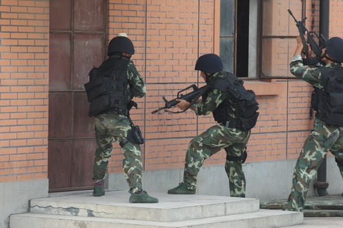 记者九点来到位于浦东的武警上海总队训练基地时; 武警特战大队反 
