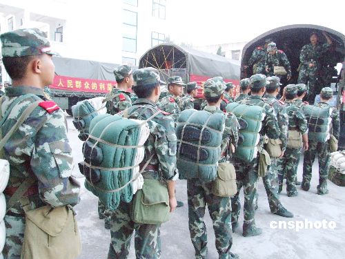 图文:淮河大堤抗洪抢险的部队官兵启程返军营-搜狐新闻