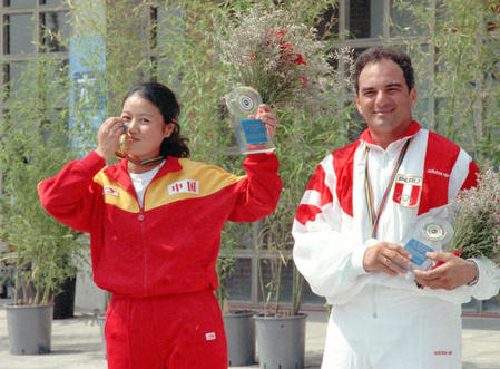 图文：1984-1996现役奥运冠军 张山领奖台上