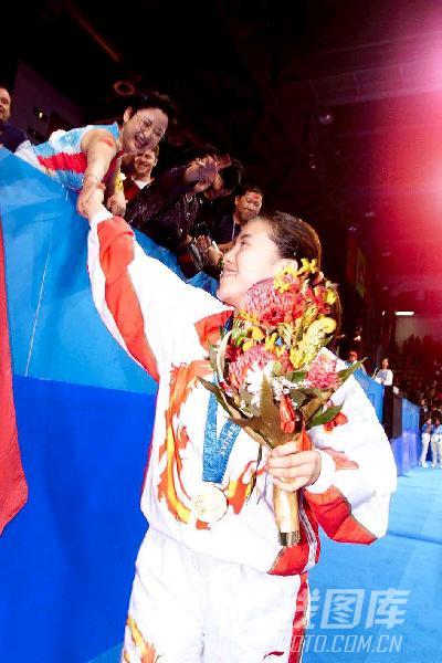 组图：2000年现役奥运冠军 王楠向观众致意