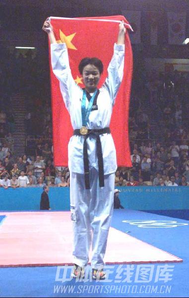图文：2000年现役奥运冠军 陈中高举国旗