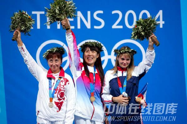 图文：2004年现役奥运冠军 杜丽与二三名合影