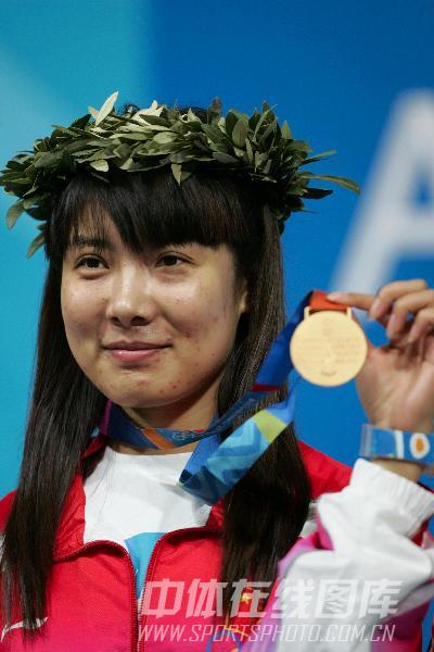 图文：2004年现役奥运冠军 杜丽展示奖牌