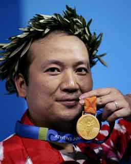 图文：2004年现役奥运冠军 贾占波展示金牌