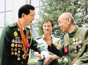 武警部队独臂英雄丁晓兵向老英模学习.