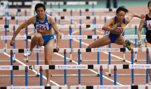 图文:全国田径锦标赛 张蓉获女子100米栏冠军