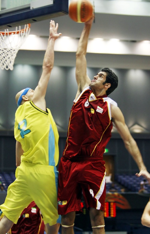 图文:亚锦赛伊朗男篮进决赛 艾丁在比赛中上篮