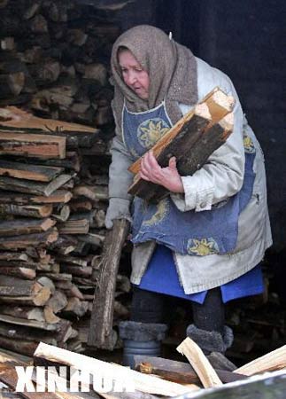 在距离乌克兰首都基辅10公里的奥塞什黑纳村，村民劈柴烧火。