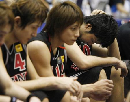 图文：男篮亚锦赛日本负卡塔尔  替补席沉默