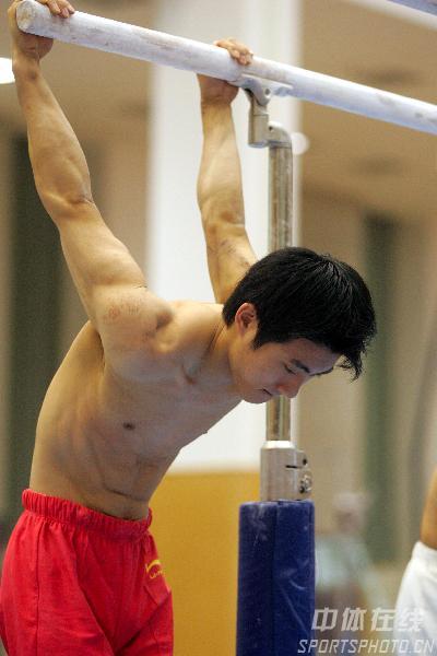 图文：中国体操男队训练 滕海滨双杠训练