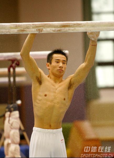 图文：中国体操男队训练 肖钦准备演练