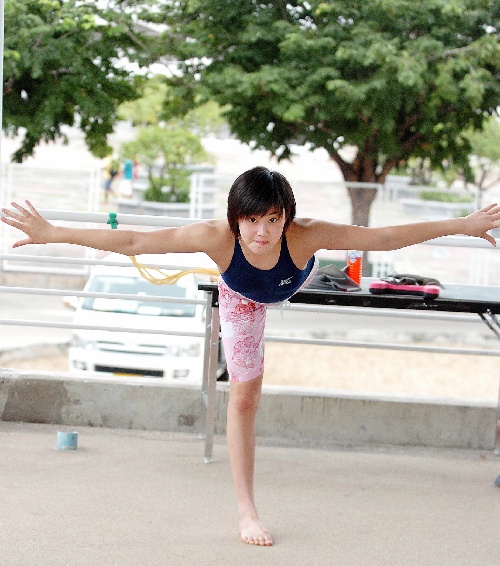 图文:[大运会]中国游泳队热身 于锐平衡训练