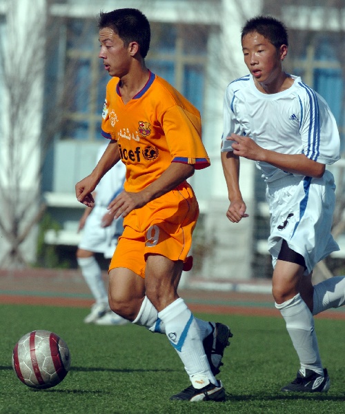 图文:西部地区青少年足球赛 精彩的图片