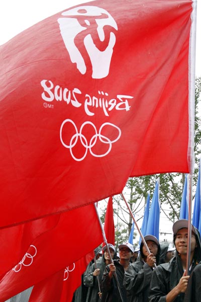 图文:北京庆祝倒计时一周年 鲜艳的奥运会会旗