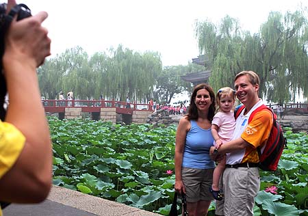 图文：奥运家庭10强欢聚北京 荷塘前游泳