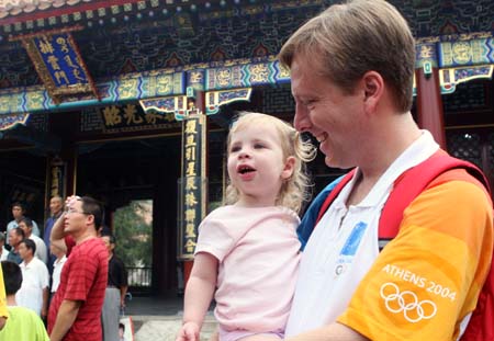 图文：奥运家庭10强欢聚北京 到了颐和园很兴奋
