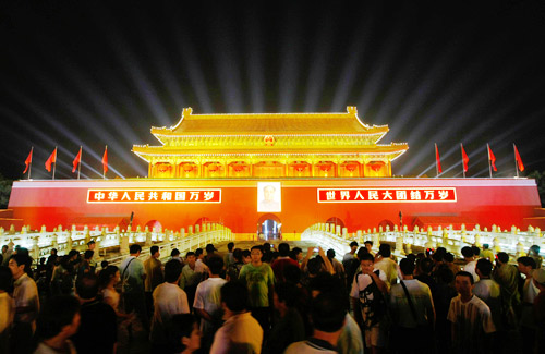 8月7日，游人在天安门前观看灯光效果。