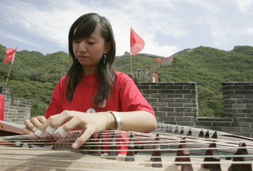 图文：北京庆祝倒计时一周年 正在弹古筝的美女