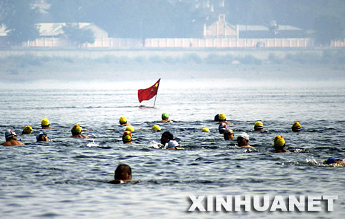 8月8日，中国游泳爱好者在横渡黑龙江。