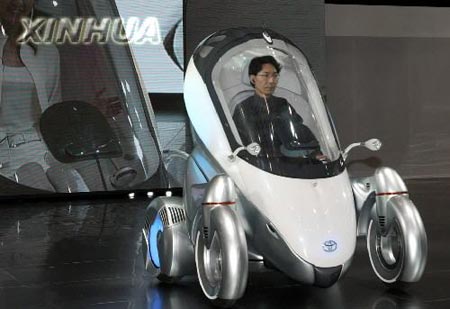 2003东京汽车展上 丰田公司工作人员在发布会上展示单人驾驶电动车"pm