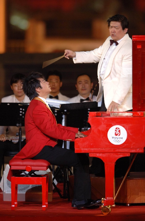 图文：北京邀请世界 钢琴家郎朗在演奏