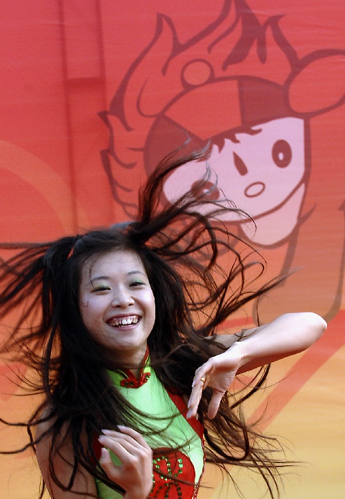 图文：北京庆祝奥运倒计时一周年 时尚韵律舞蹈