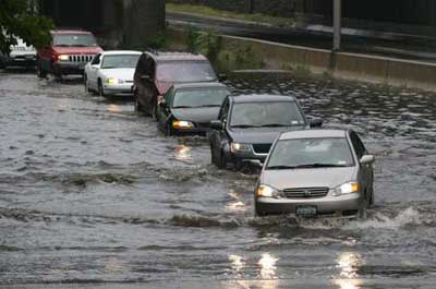 纽约8日早晨降暴雨，交通受阻，数千人被困。