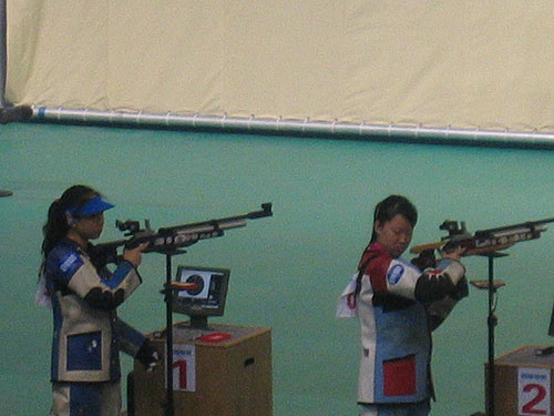 图文：中国射击队奥运选拔赛 两名选手瞄准射击