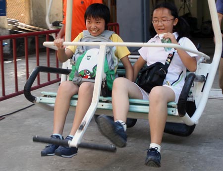 图文：奥运家庭10强游北京 小姐俩坐缆车
