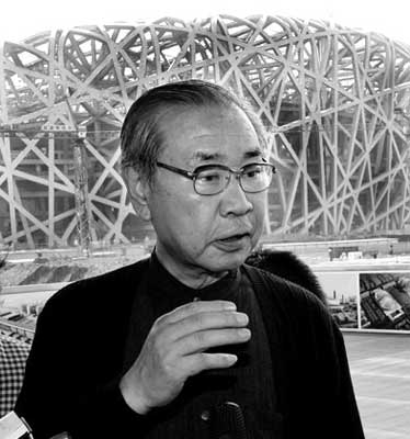 8月1日，日本前首相羽田孜参观“鸟巢”