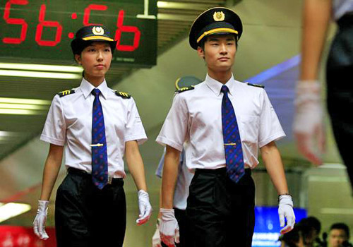 北京地铁工作人员换新制服(组图)