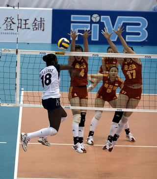 图文：中国女排3-0多米尼加 双人拦网封杀对手